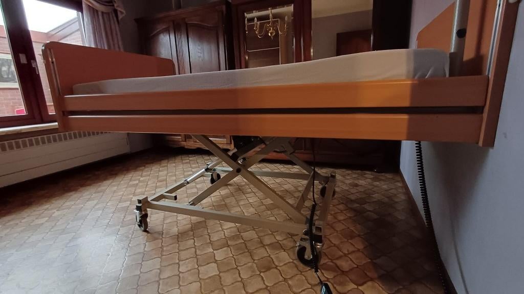 Hospitaal bed, Huis en Inrichting, Slaapkamer | Bedden, Ophalen, Verstelbaar, 90 cm, Eenpersoons