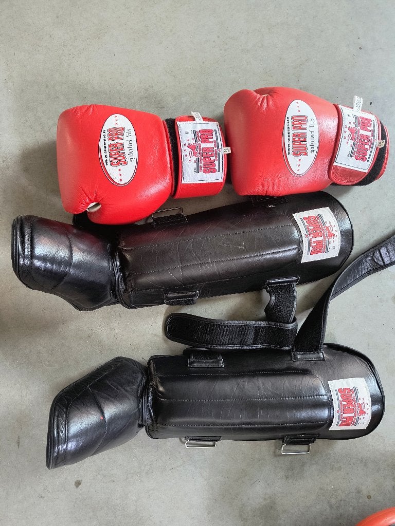 Bokshandschoenen en scheenbeschermers Super Pro, Sport en Fitness, Vechtsporten en Zelfverdediging, Maat XL, Ophalen, Zo goed als nieuw
