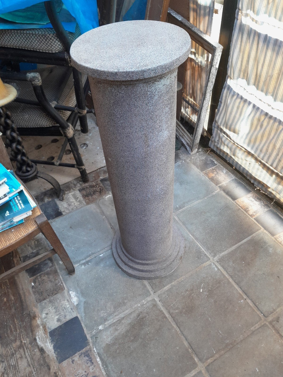 Zuil in kartonclinder met steenslag houten onder boven, Ophalen