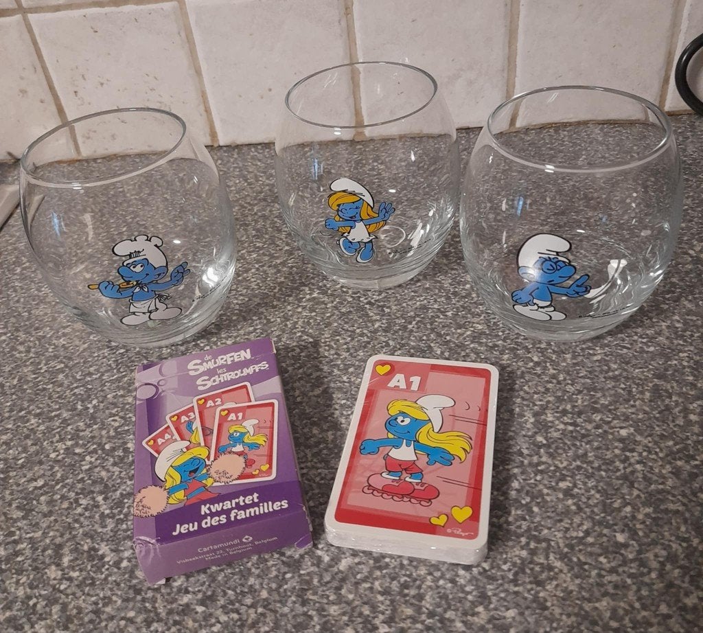 3 Smurfen glazen en smurfenkaartspel, Verzamelen, Ophalen of Verzenden, Zo goed als nieuw, Gebruiksvoorwerp