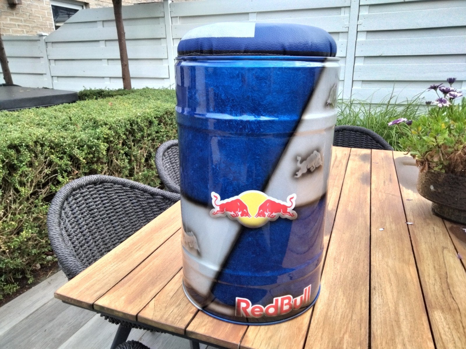 zit vatje van Red Bull airbrush gespoten, Ophalen