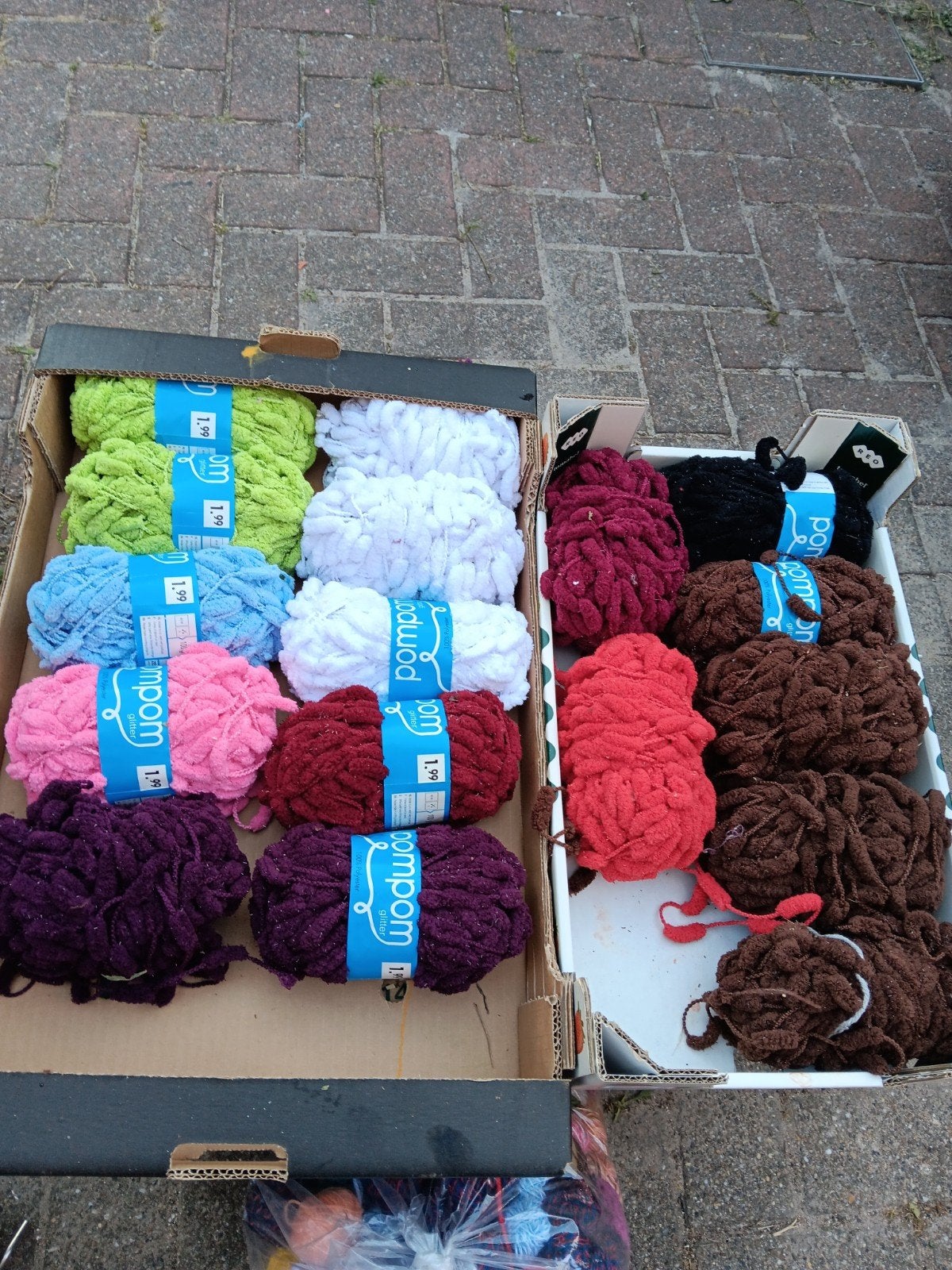 17 x pompom wol, Ophalen