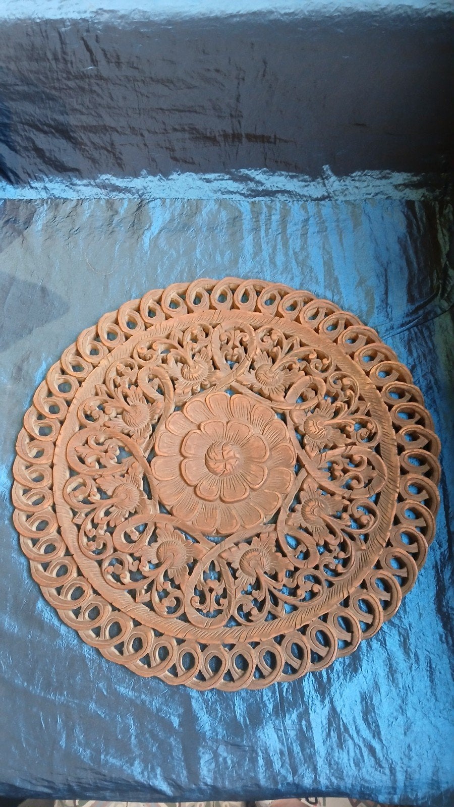magnifique Roue en bois avec fleurs origine Bali., Autres types, Comme neuf, Enlèvement, Bois