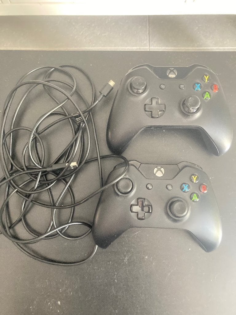 Controllers plus oplaadkabel, Games en Spelcomputers, Spelcomputers | Xbox | Accessoires, Ophalen, Gebruikt, Controller, Xbox One