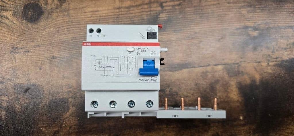 ABB Differentieel schakelaar  4P 300mA, Doe-het-zelf en Bouw, Ophalen of Verzenden, Zo goed als nieuw, ABB, Schakelaar
