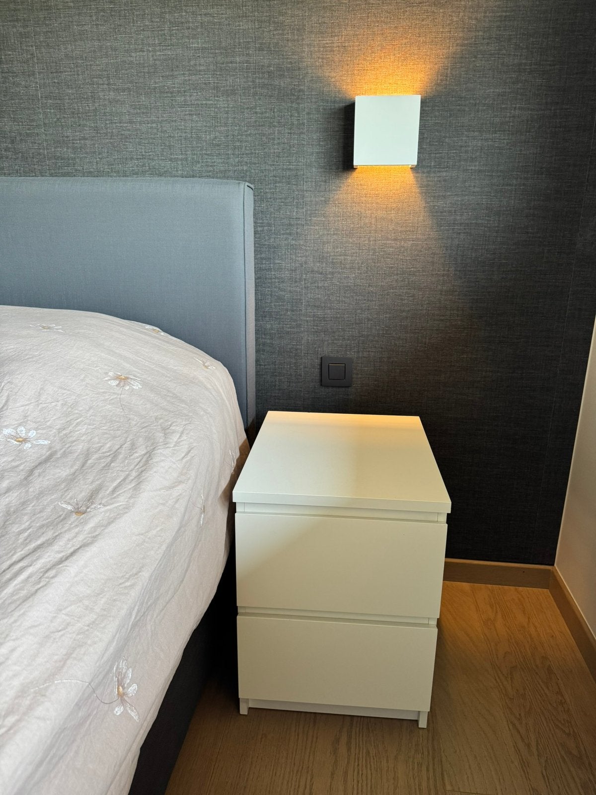 2 witte IKEA nachtkastjes – 2 lades – mooie staat, 45 à 65 cm, Comme neuf, Enlèvement, 55 à 70 cm
