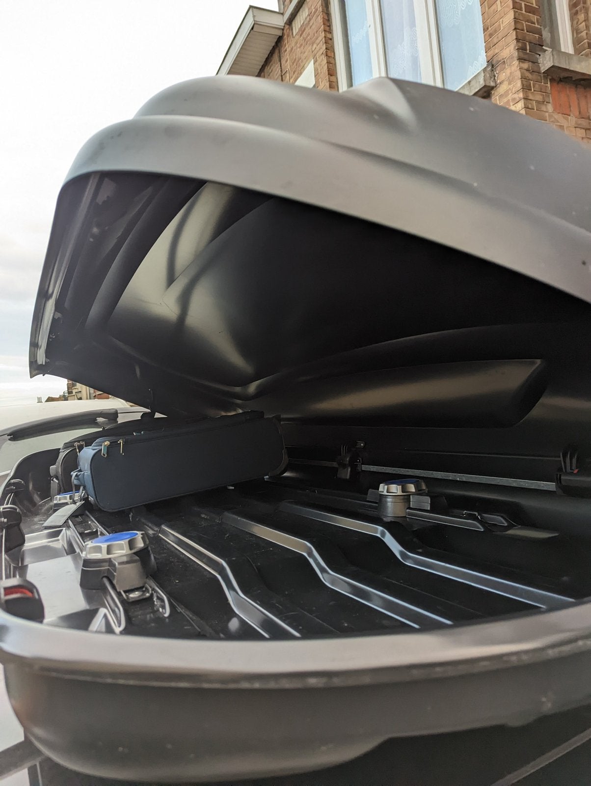 Location - Barres & Coffre de toit 524L pour Volvo XC40, Autos : Divers, Coffres de toit, Enlèvement, Comme neuf