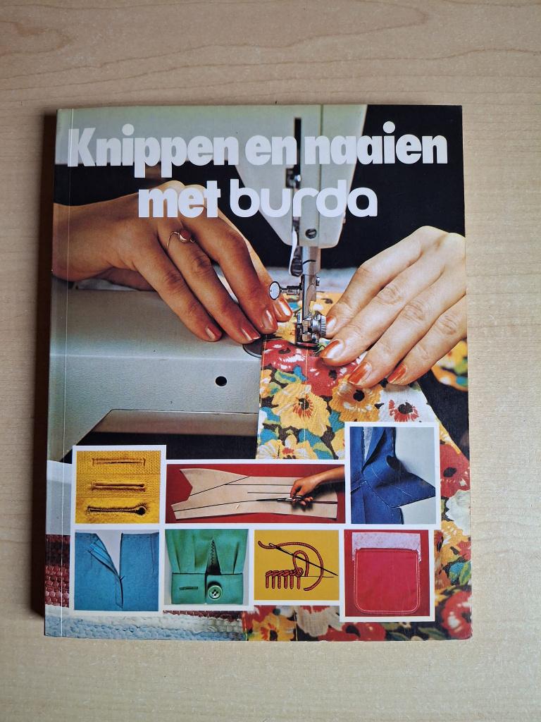 Boek : Knippen en naaien met Burda, Hobby en Vrije tijd, Ophalen of Verzenden, Zo goed als nieuw, Overige typen