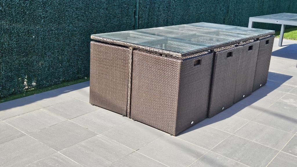 terrastafel met bijhorende stoelen en kussens, Ophalen, Gebruikt, 8 zitplaatsen, Wicker