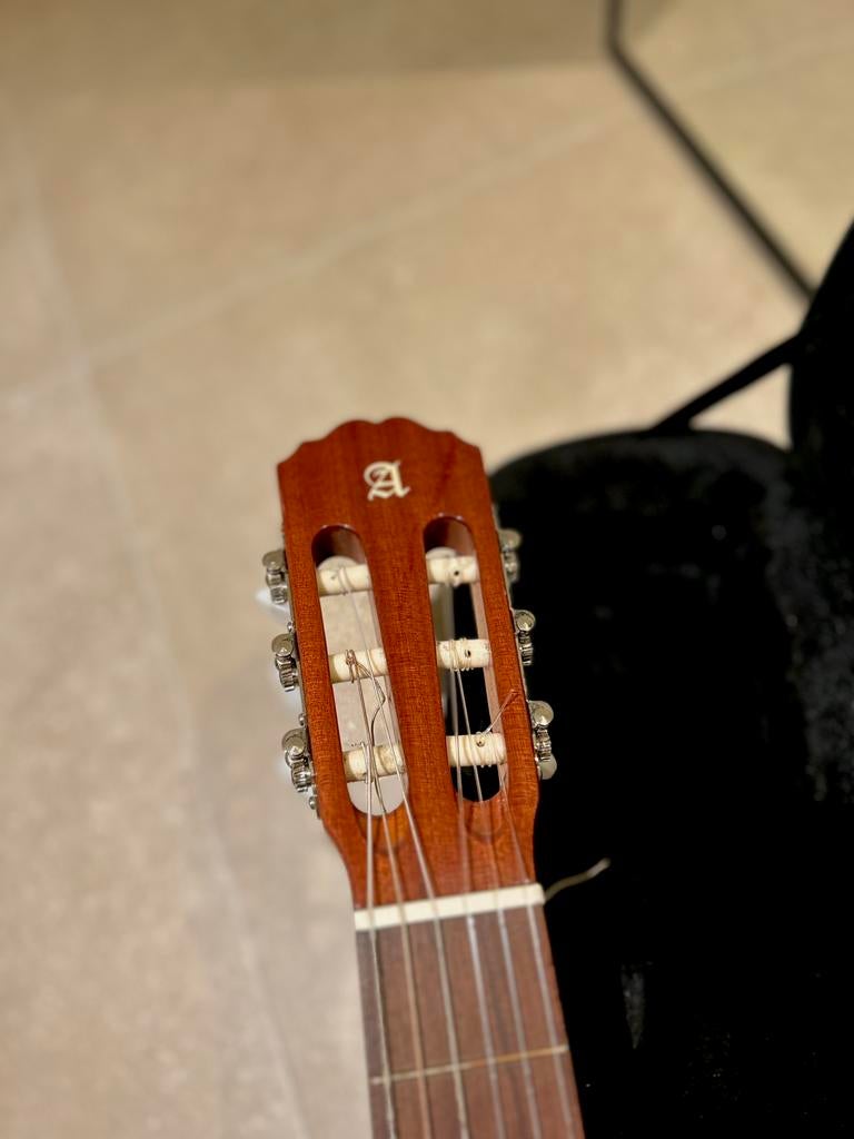 Alhambra 1C Klassieke Gitaar–Complete Set Koffer + Voetsteun, Muziek en Instrumenten, Snaarinstrumenten | Gitaren | Akoestisch