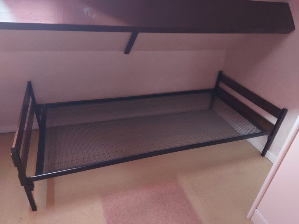 2 identieke eenpersoonsbedden, Huis en Inrichting, Slaapkamer | Bedden, Ophalen, 90 cm, Eenpersoons, Bruin
