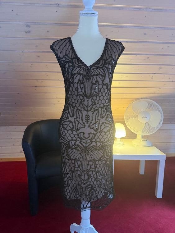 Zwarte jurk maat T2 (36/38) van Holly Bracken met parels, Kleding | Dames, Jurken, Zwart, Nieuw, Ophalen of Verzenden, ANDERE