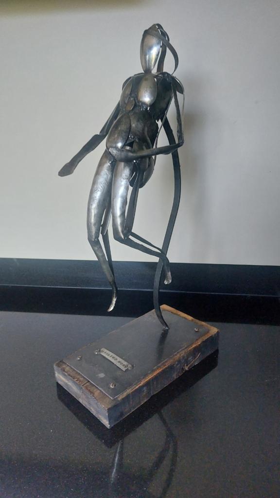 Sculpture unique en métal recyclée par Massimo Mori, Statue, Bois, Enlèvement ou Envoi, Femme