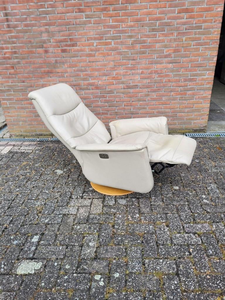 Elektrische relaxfauteuil met ronde houten voet - stoel, Ophalen of Verzenden, Gebruikt, Beige, Bureaustoel