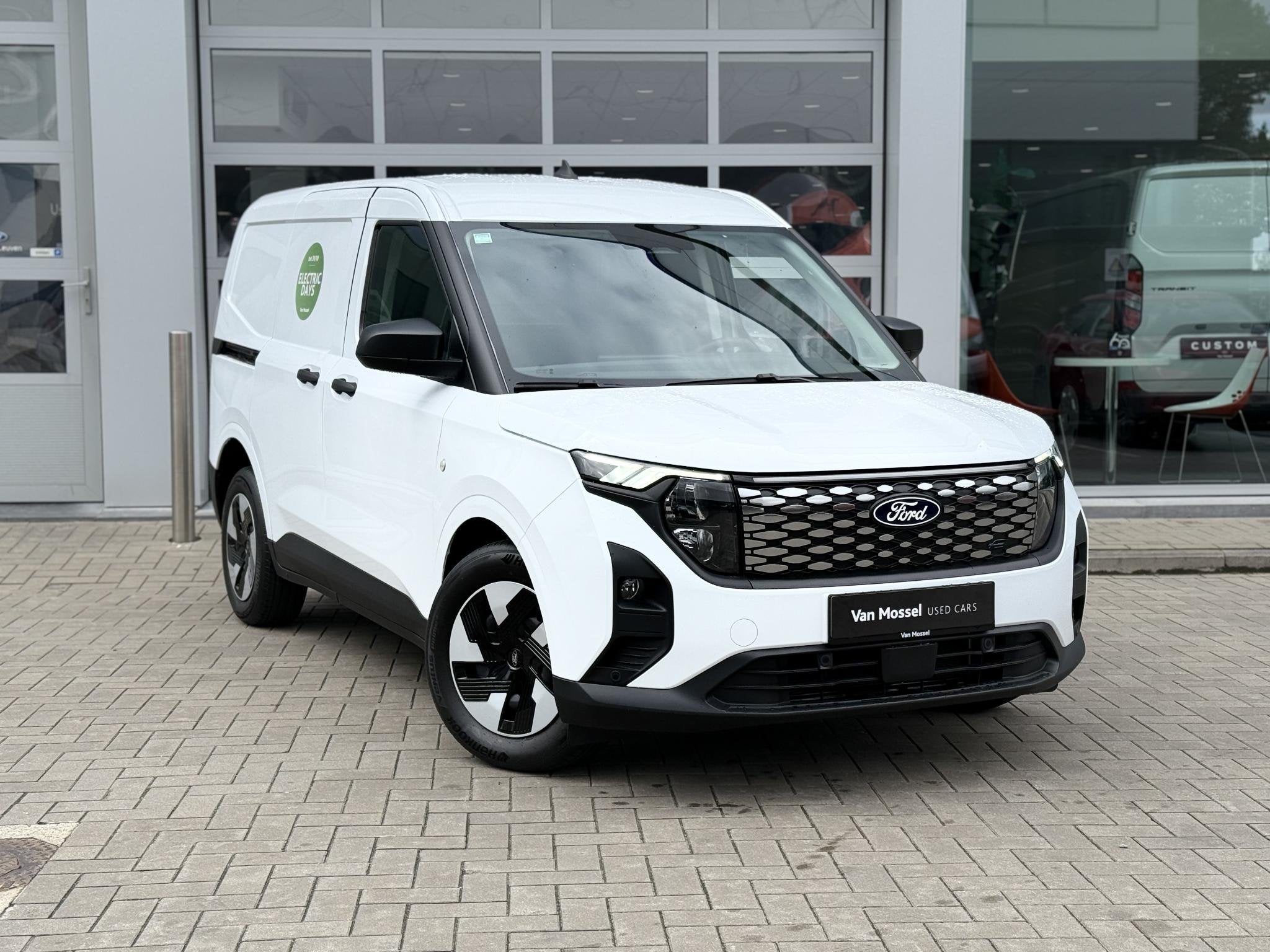 Ford Transit Courier 43kWh 100kW Trend Directiewagen beschik, Auto's, 4 deurs, Stof, Gebruikt, 750 kg