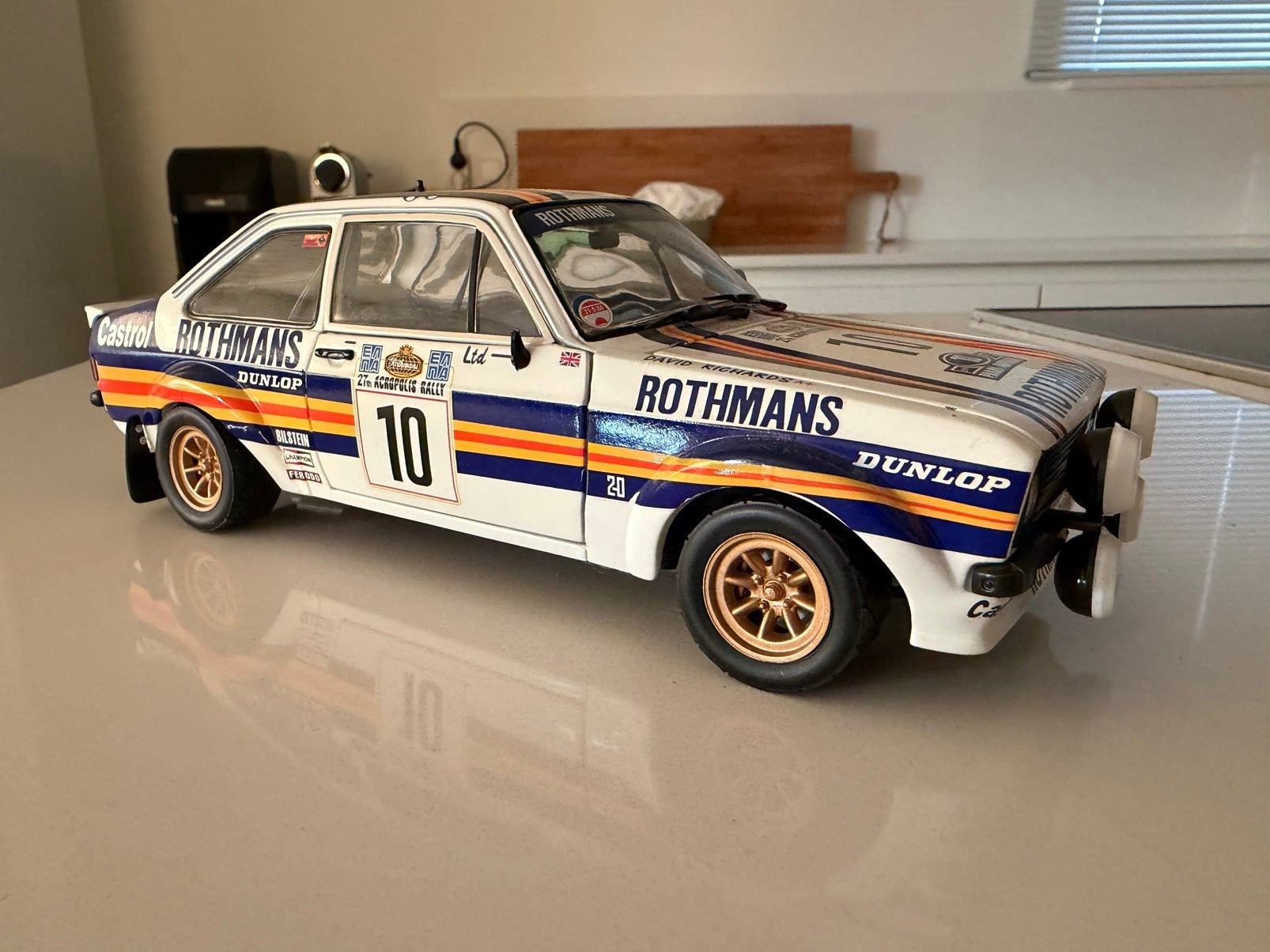 Sun Star Ford Escort Rs1800 Rothmans A.Vatanen, Hobby & Loisirs créatifs, Voitures miniatures | 1:18, Enlèvement ou Envoi, Comme neuf