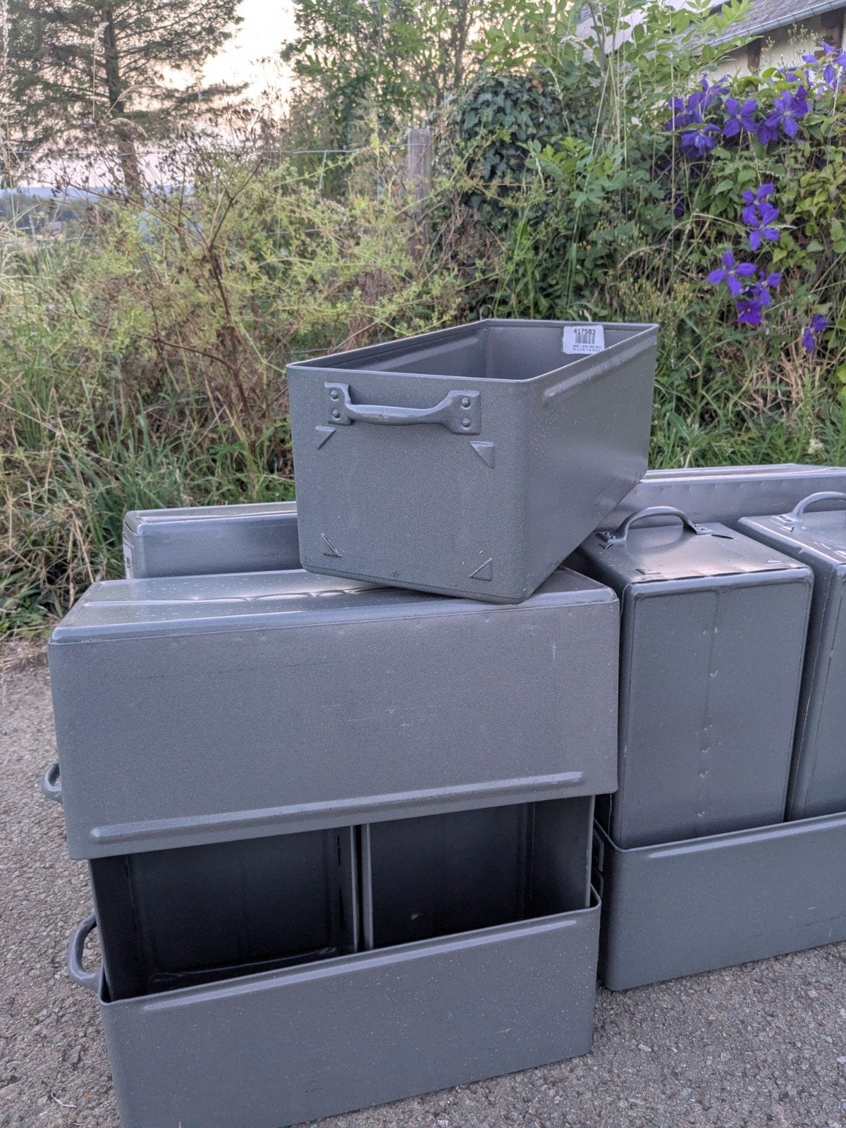 16 metalen ammunitie kisten, Ophalen