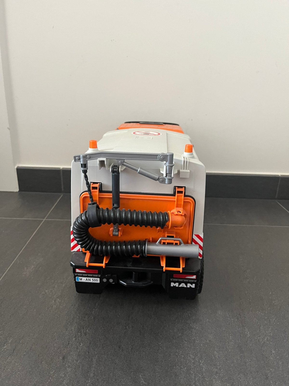 Bruder veegwagen, Ophalen
