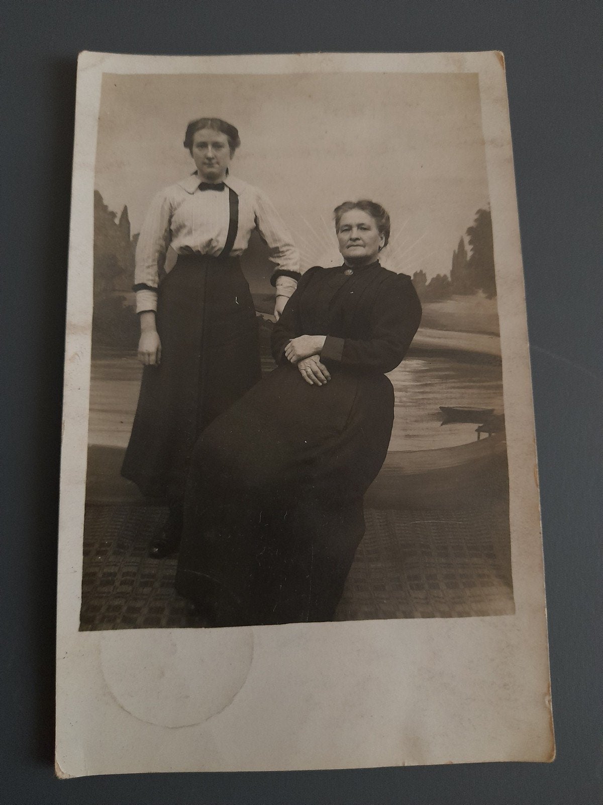 Ansichtkaart „Moderne vrouwen” uit de vorige eeuw, Gebruikt, Foto, Ophalen of Verzenden, Voor 1940