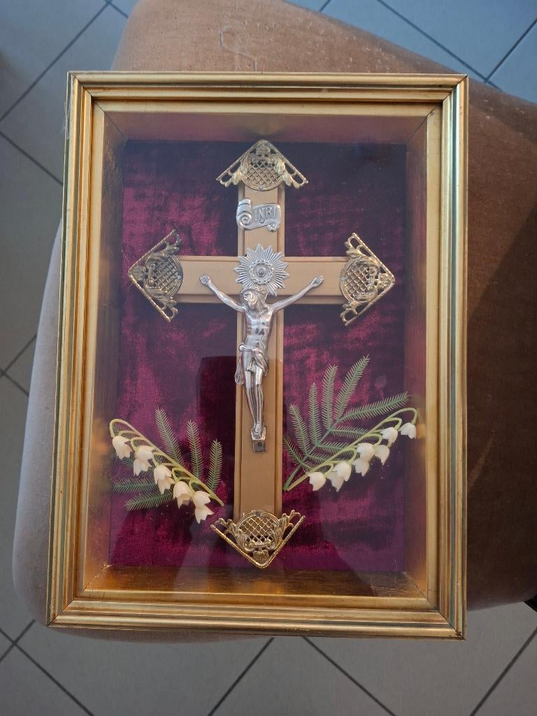 kader met Jezus aan het kruis, Ophalen