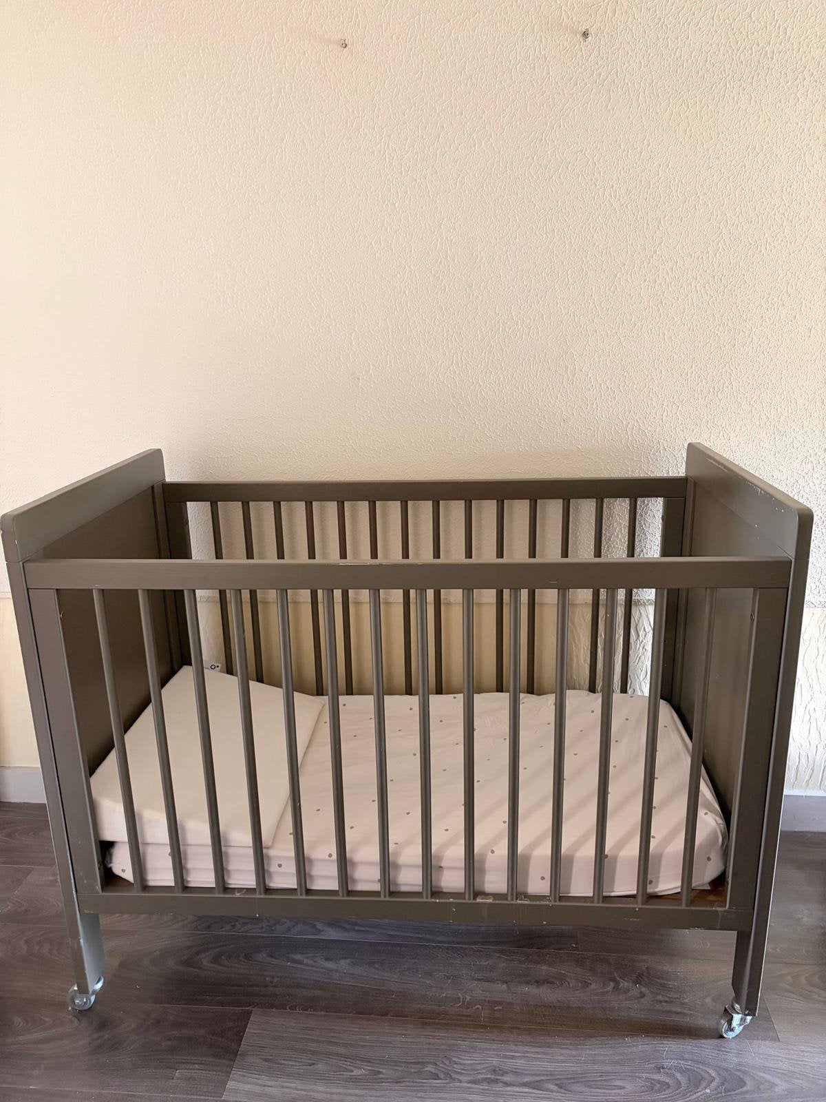 Babybed+matras+matrasbeschermer+hellend kussen, Ophalen, Zo goed als nieuw
