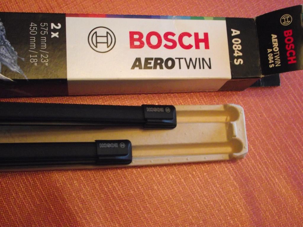Nieuwe Bosch ruitenwisserbladen aerotwin A084S, Ophalen of Verzenden, Nieuw, Alfa Romeo