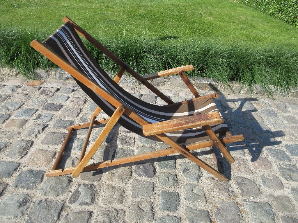Oude beschadigde transat vintage zonnestoel voor decoratie, Ophalen, Hout