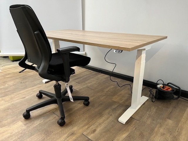 zit sta bureau elektrisch verstelbaar wit Matrix pro, Computers en Software, Laptoptafels, Ophalen
