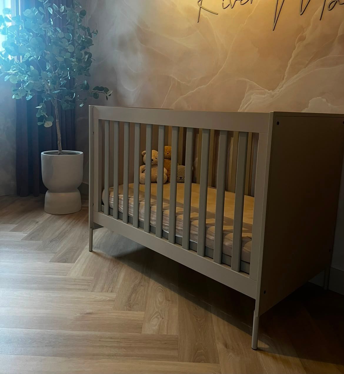 Très joli berceau beige avec sommier à lattes réglable., Enlèvement, Comme neuf, Lit