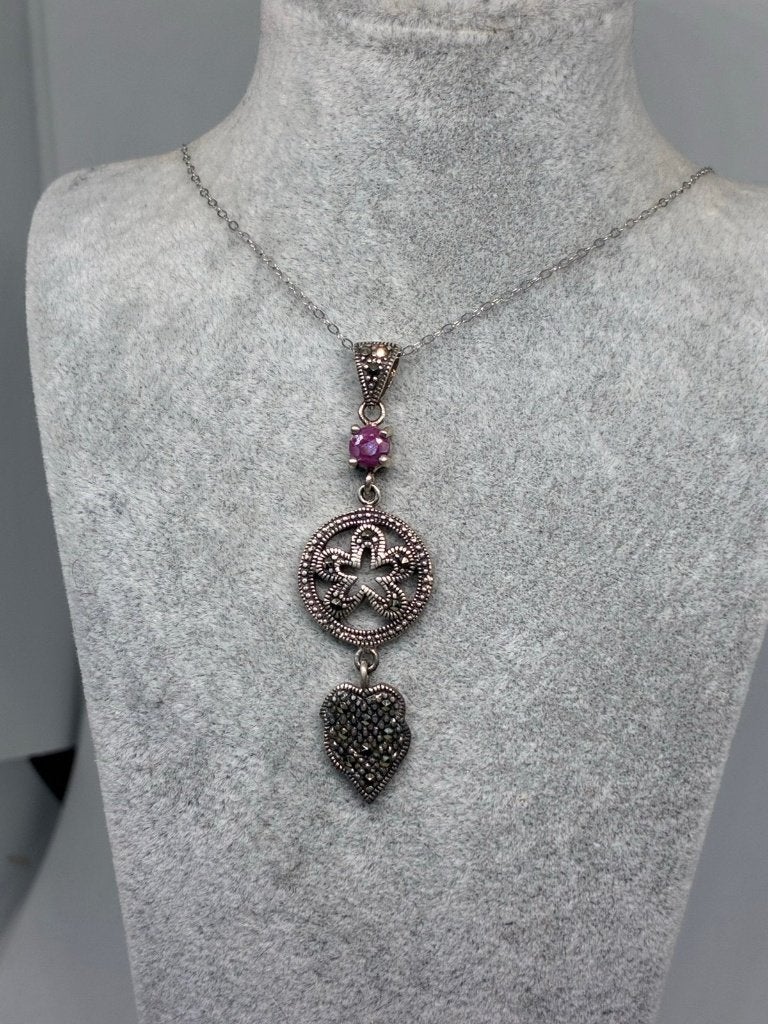 Zilveren hanger met robijn en ketting - Zilver 925, Handtassen en Accessoires, Ophalen of Verzenden, Nieuw, Grijs, Zilver