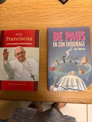 2 boeken Paus als nieuw de 2 stuks voor 5 euro, Ophalen, Zo goed als nieuw