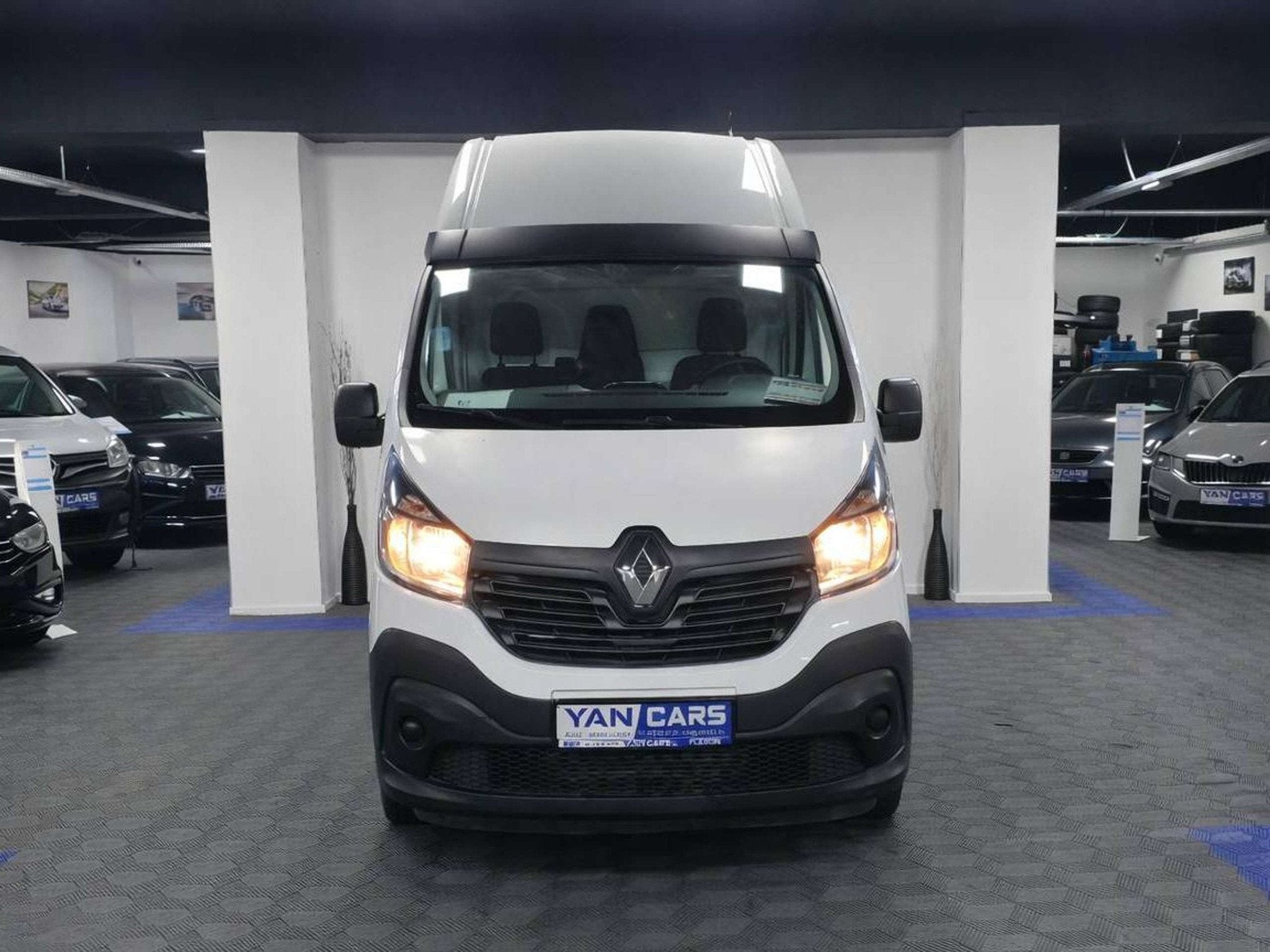 Renault Trafic Grand Confort | 65 000 km SEULEMENT | Clim Bi, Voorwielaandrijving, Stof, Gebruikt, Euro 6