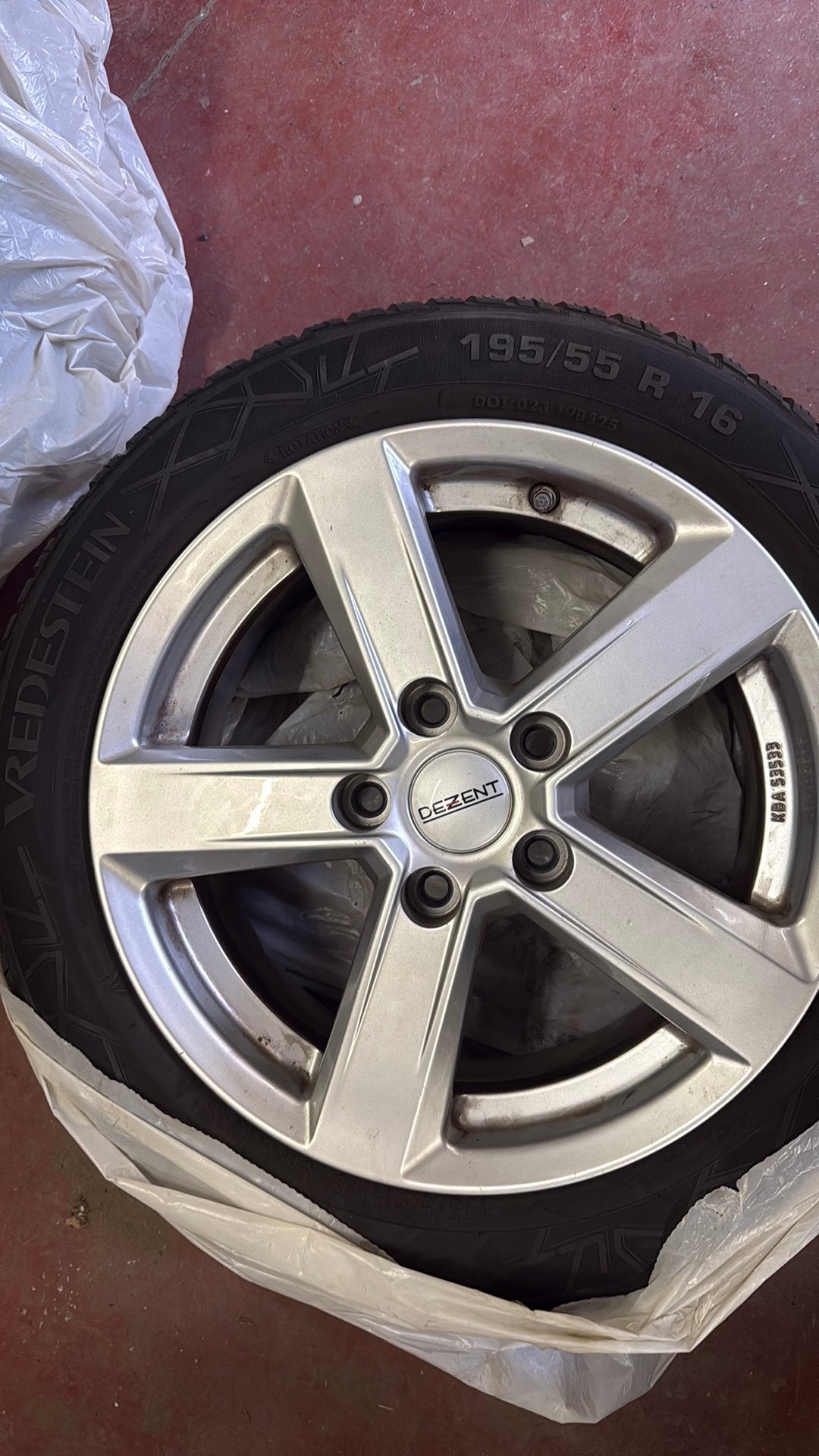 5 gat 16 inch met winterbanden, doe een bod 4 velgen, Auto diversen, Ophalen of Verzenden, Zo goed als nieuw