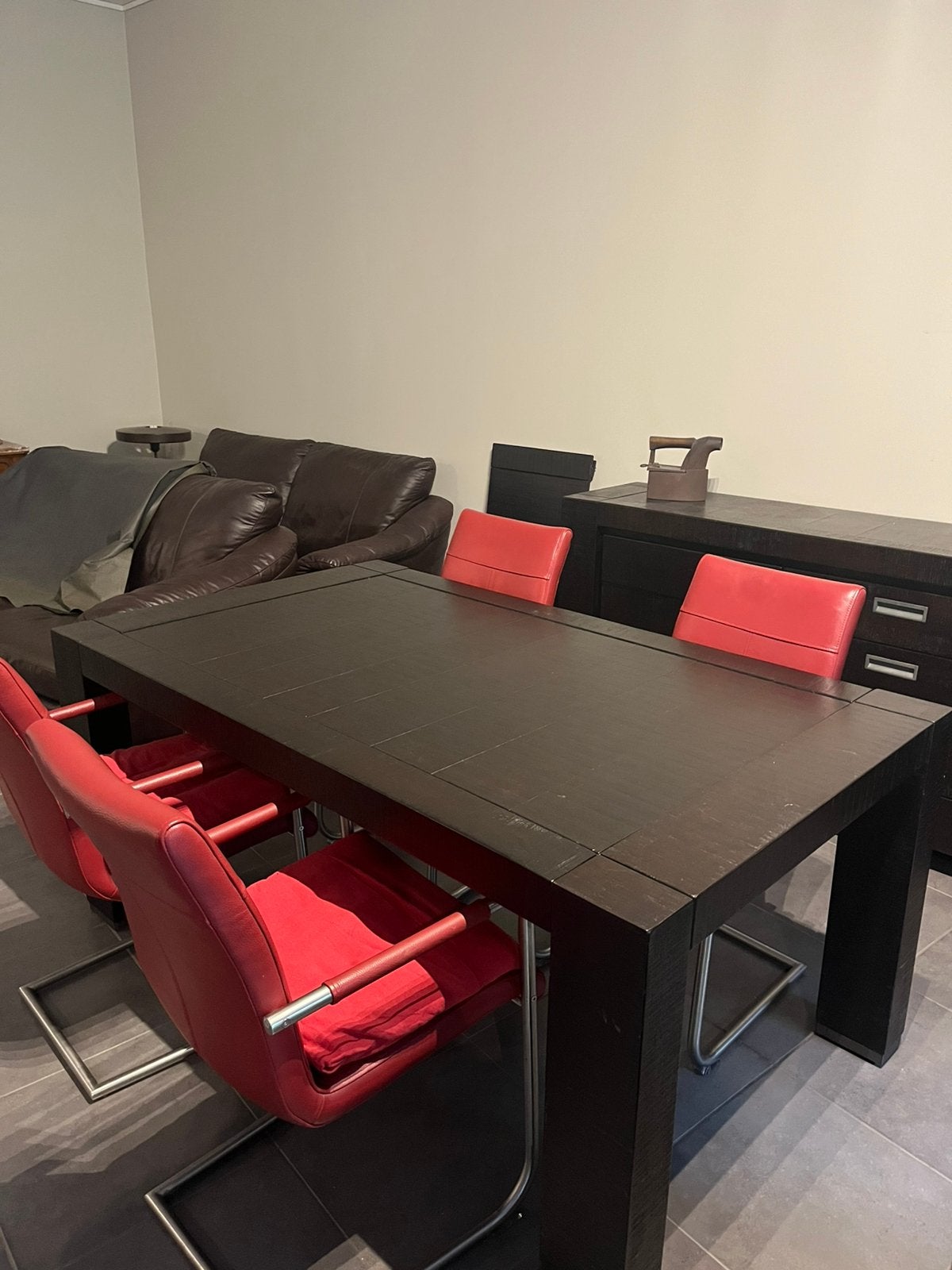 Mooie houten tafel voor 6 of 8 personen met buffetkast, Huis en Inrichting, Ophalen, Zo goed als nieuw