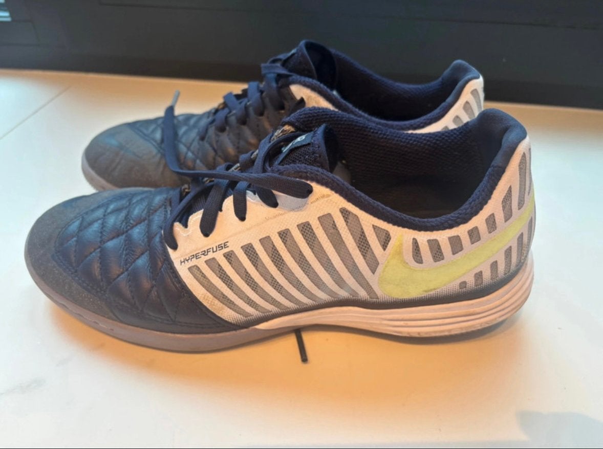 Indoor voetbalschoenen Nike, Sport en Fitness, Voetbal, Ophalen, Zo goed als nieuw