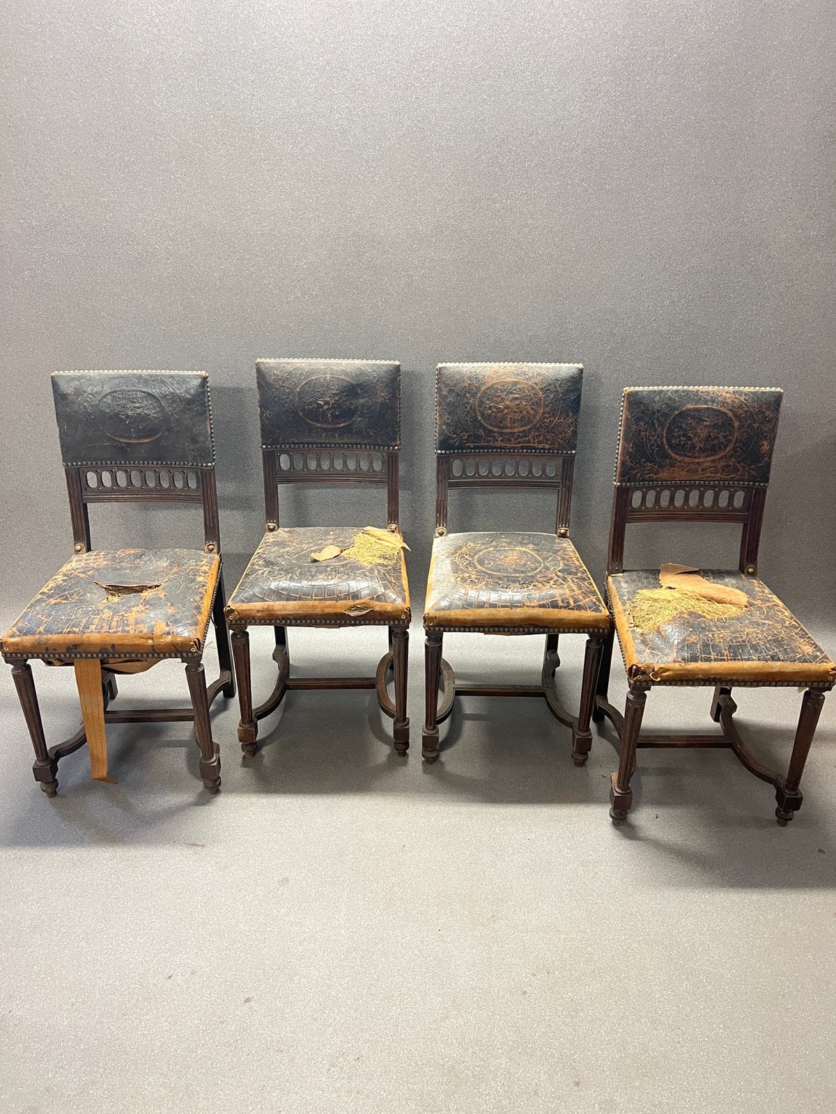 Lot de 4 chaises anciennes style Louis XVI bois à restaurer, Enlèvement