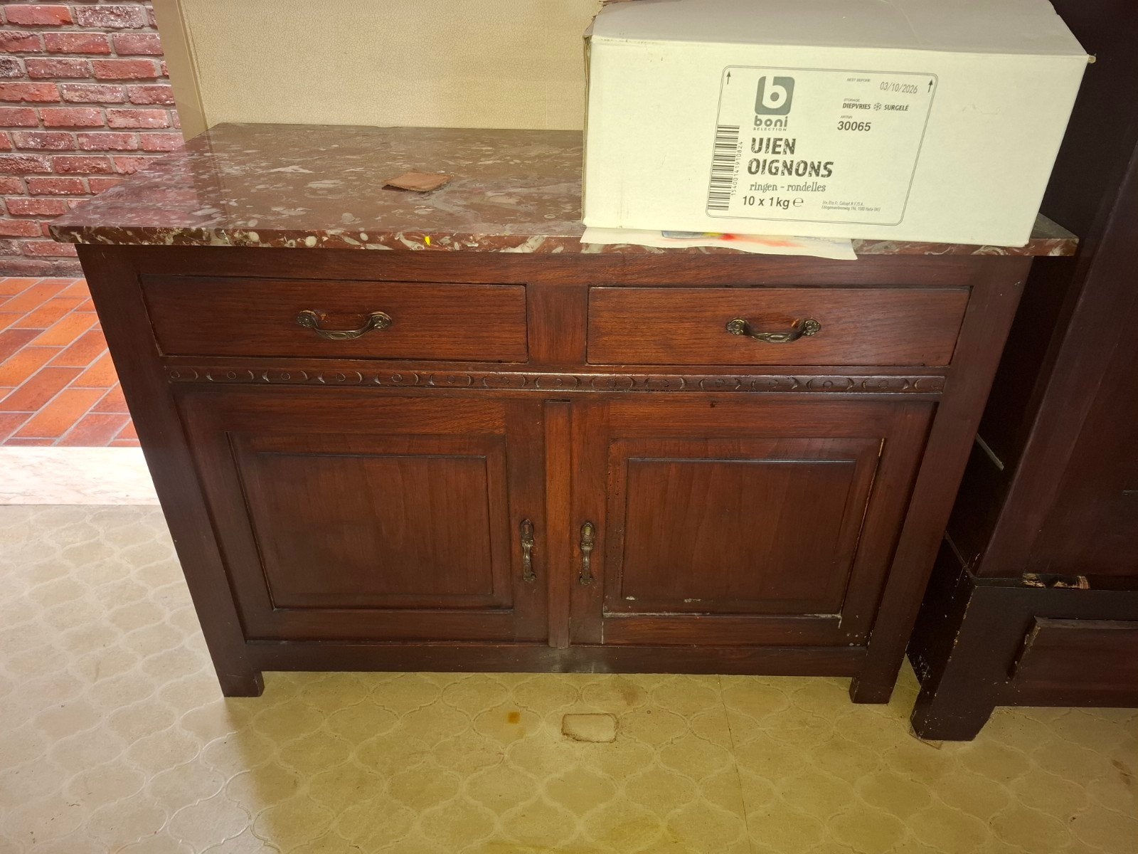 dressoir met marmeren bovenblad, Ophalen