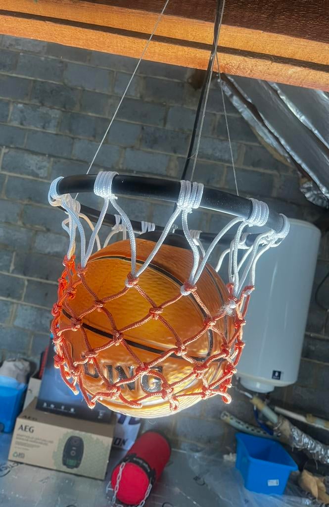 Antieke basketbal kamerverlichting, Ophalen