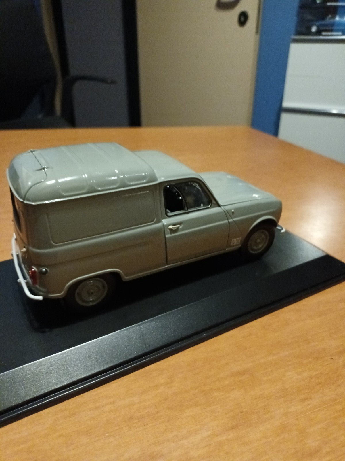 Fourgonette Renault R 4 f4, échelle 1,18, norev., Hobby & Loisirs créatifs, Voitures miniatures | 1:18, Norev, Enlèvement ou Envoi