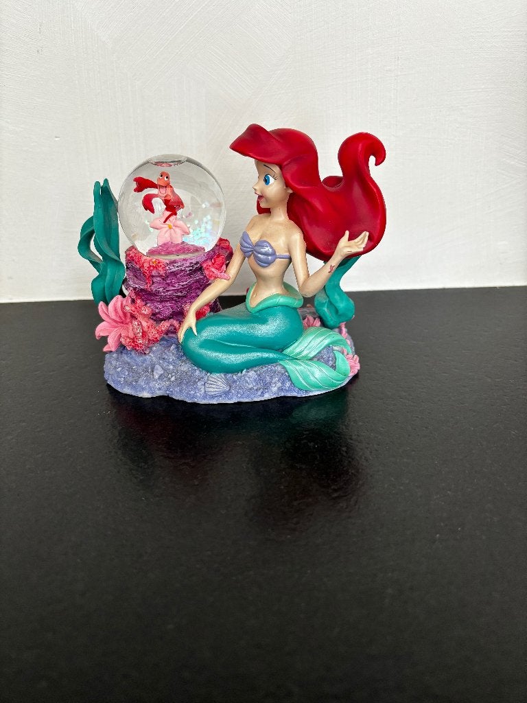 Snowglobe Disney Ariel de kleine zeemeermin en Sebastiaan, Ophalen of Verzenden, Overige figuren, Zo goed als nieuw, Beeldje of Figuurtje