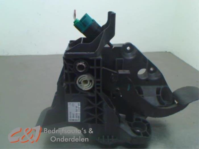 Rempedaal van een Opel Vivaro, Gebruikt, -, -, Opel