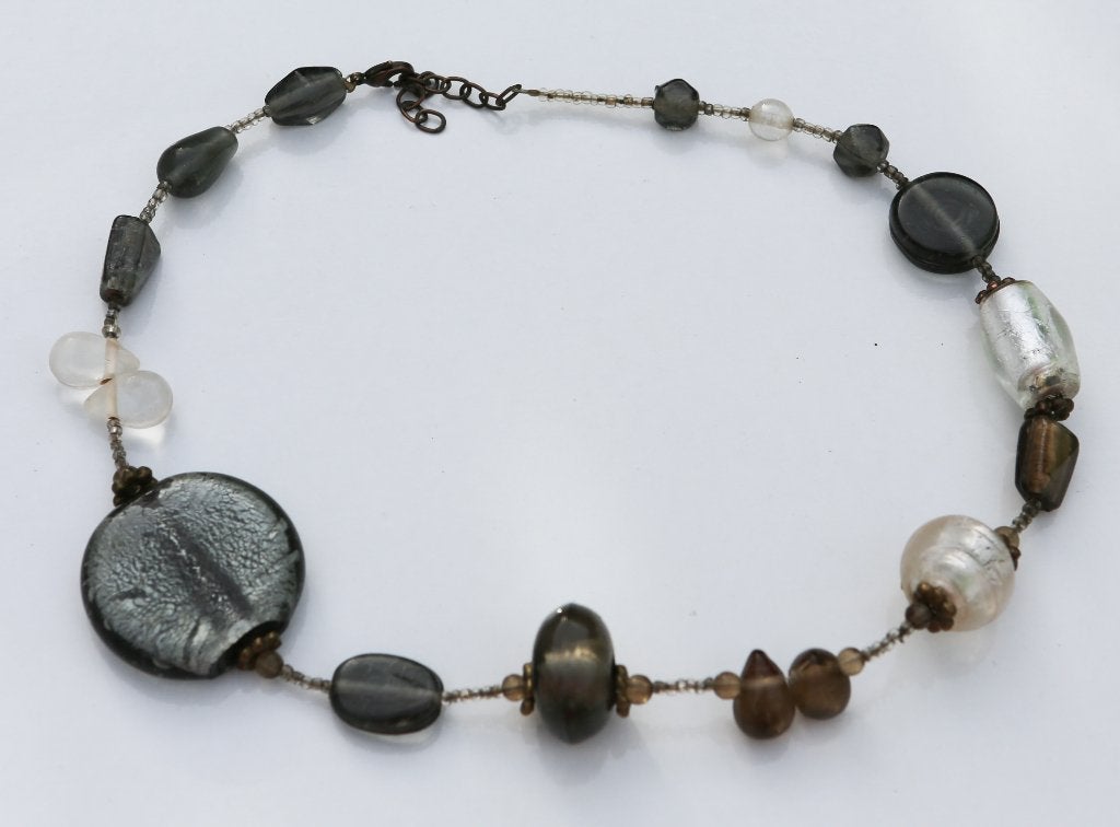 Mooie halsketting met glazen kralen, Handtassen en Accessoires, Kettingen, Ophalen of Verzenden, Zo goed als nieuw, Grijs, Steen of Mineraal