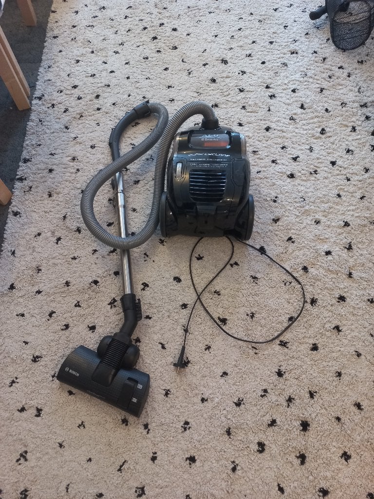 Aspirateur puissant AEG Electrolux SuperCyclone 2100W, Réservoir, Utilisé, Autres types, Convient aux sols durs