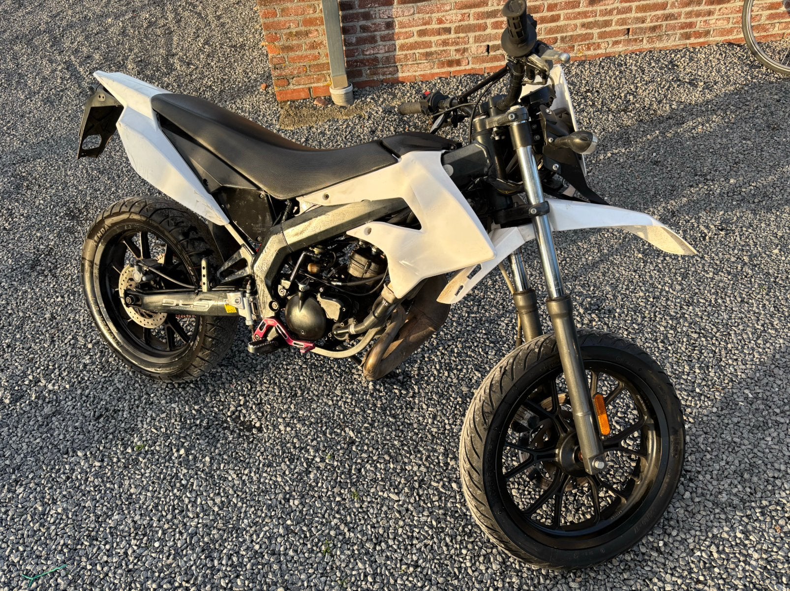 Derbi Senda DRD Xtreme 50cc – Wit/Zwart – Extra uitlaat, Vélos & Vélomoteurs, Enlèvement ou Envoi, Comme neuf, 50 cm³, Classe B (45 km/h)