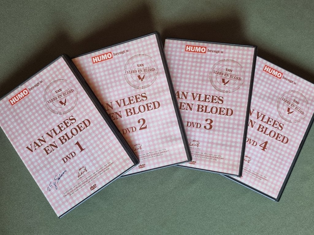 Van Vlees en Bloed – 4 DVD Set (Humo Woestijnvis), Cd's en Dvd's, Ophalen of Verzenden, Komedie, Extra's