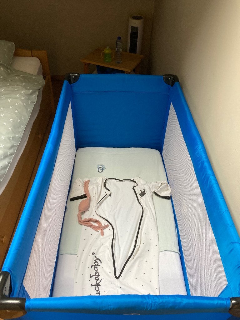 Reisbed en matras, Ophalen, Zo goed als nieuw, Reisbedje