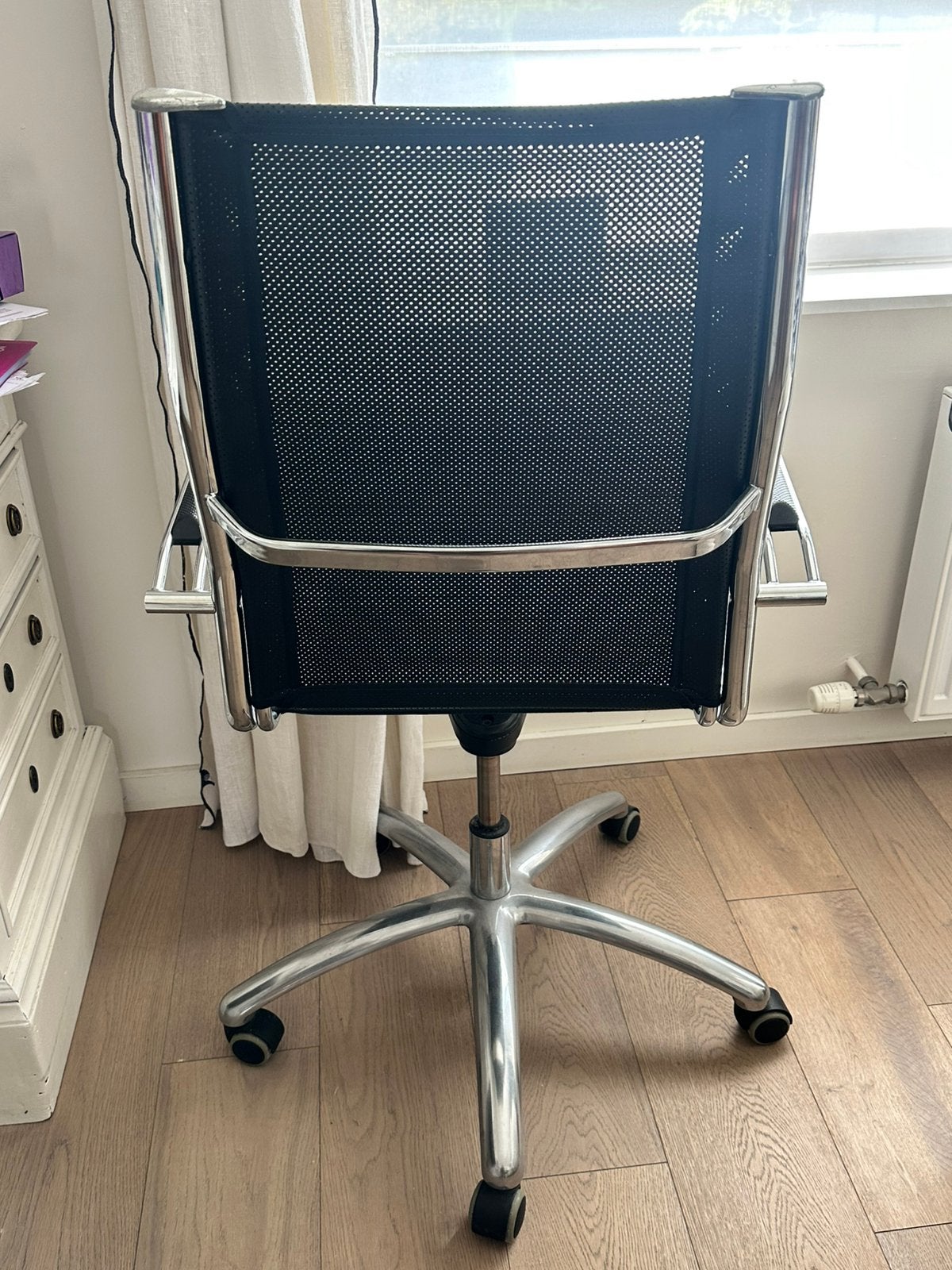 En cuir noir et metallique de qualite, Comme neuf, Enlèvement, Chaise de bureau, Ergonomique
