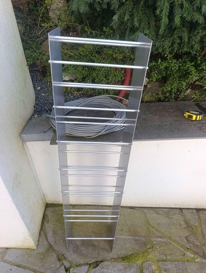 Porte DVD métallique style industriel 125cm de hauteur, Enlèvement, Utilisé