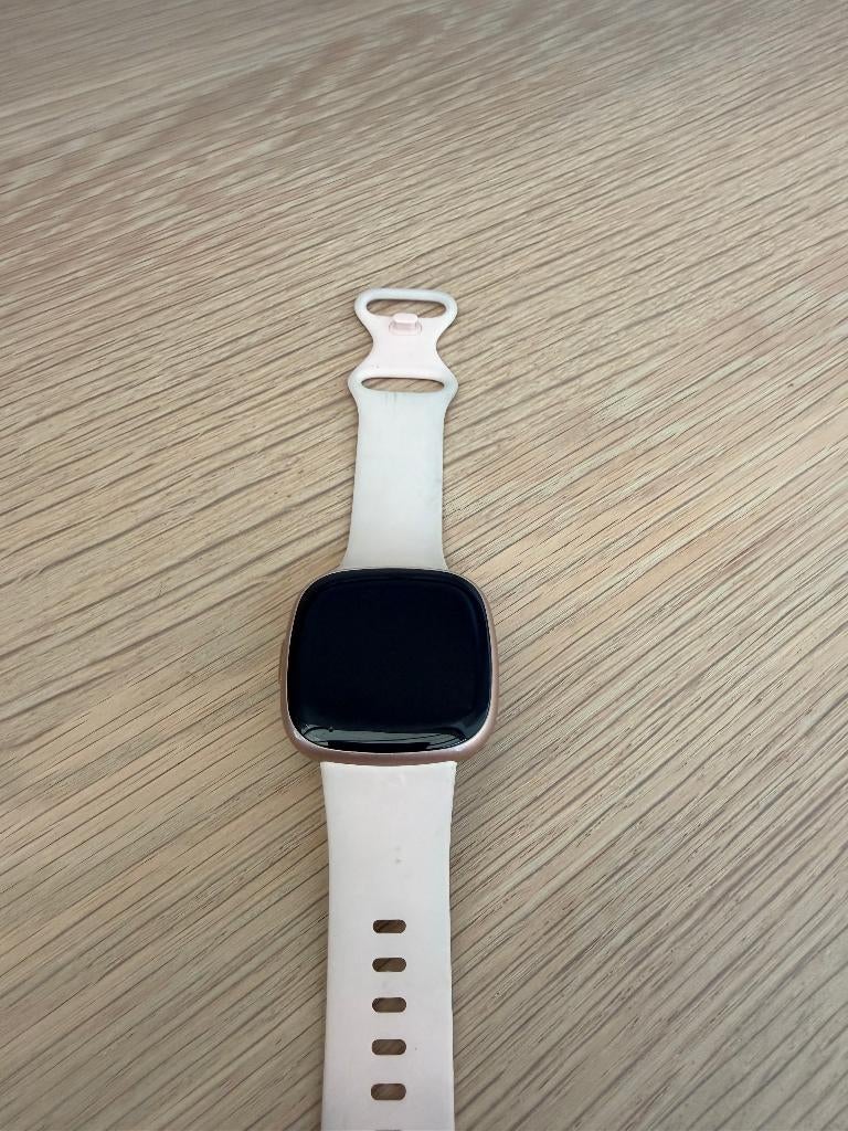 Fitbit Versa 4, Enlèvement ou Envoi, Rose, Utilisé, Fitbit