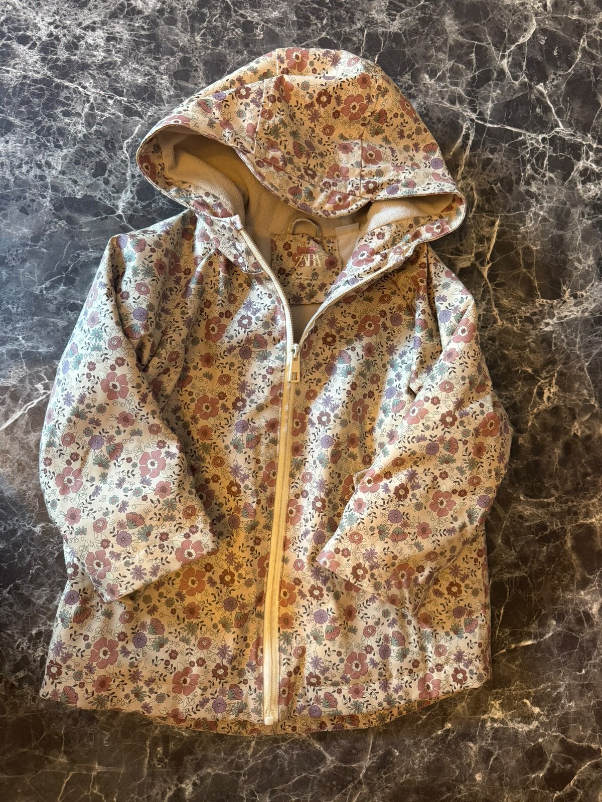 Imperméable taille 104. Marque : zara, Enfants & Bébés, Envoi, Utilisé, Fille, Manteau